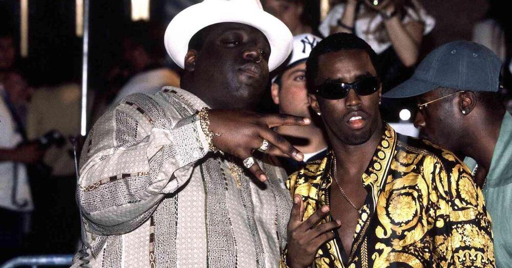 Diddy in prigione, ma cosa c&rsquo;entra Sean Combs con gli omicidi di Notorious B.I.G. e Tupac? E cos&rsquo;ha detto di Puff Daddy la sua ex assistente? &ldquo;&Egrave; un incubo ambulante e&hellip;.&rdquo;