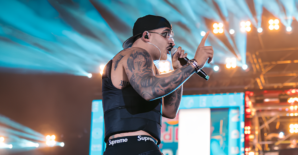 Siamo andati al concerto Red Bull 64 Bars Live a Scampia con Tony Effe (che non ha dissato Fedez) Gu&egrave; e tanti altri, ma il vero divo &egrave; Geolier. Ecco cosa abbiamo imparato dal rapper che mette in riga chi &ldquo;sfrutta l&rsquo;immagine di una madre&hellip;&rdquo;