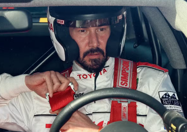 Paura per Keanu Reeves: l&rsquo;attore finisce fuori pista nel suo debutto alla Toyota Gr Cup all&#039;Indianapolis Motor Speedway. Ecco cos&rsquo;&egrave; successo [VIDEO] 