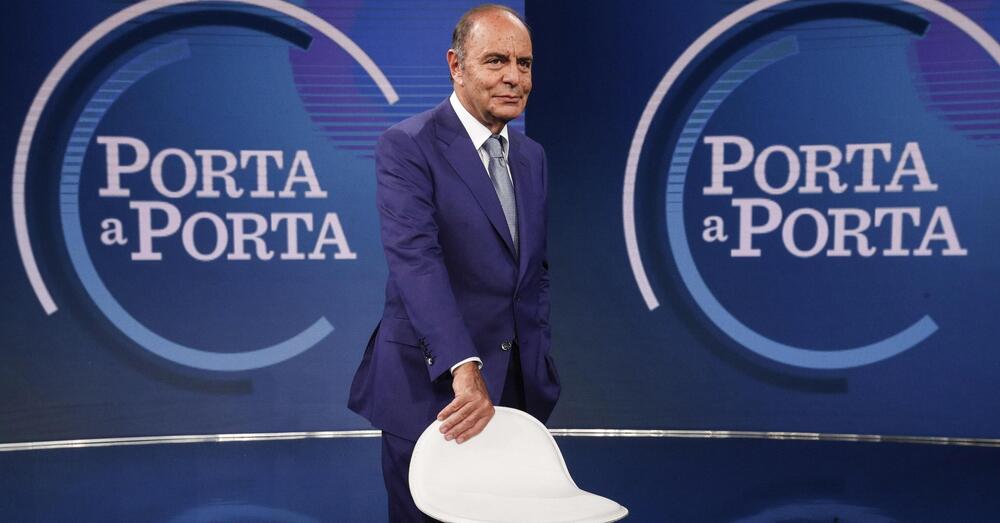 Bruno Vespa lascer&agrave; la Rai? &quot;Neanche una parola sui 30 anni di Porta a Porta&quot;. Scrive a Dagospia indignato, ma si avvera la profezia &quot;secondo cui avrei chiuso la mia carriera a Mediaset&quot;? Ecco le offerte di Silvio e Pier Silvio Berlusconi...