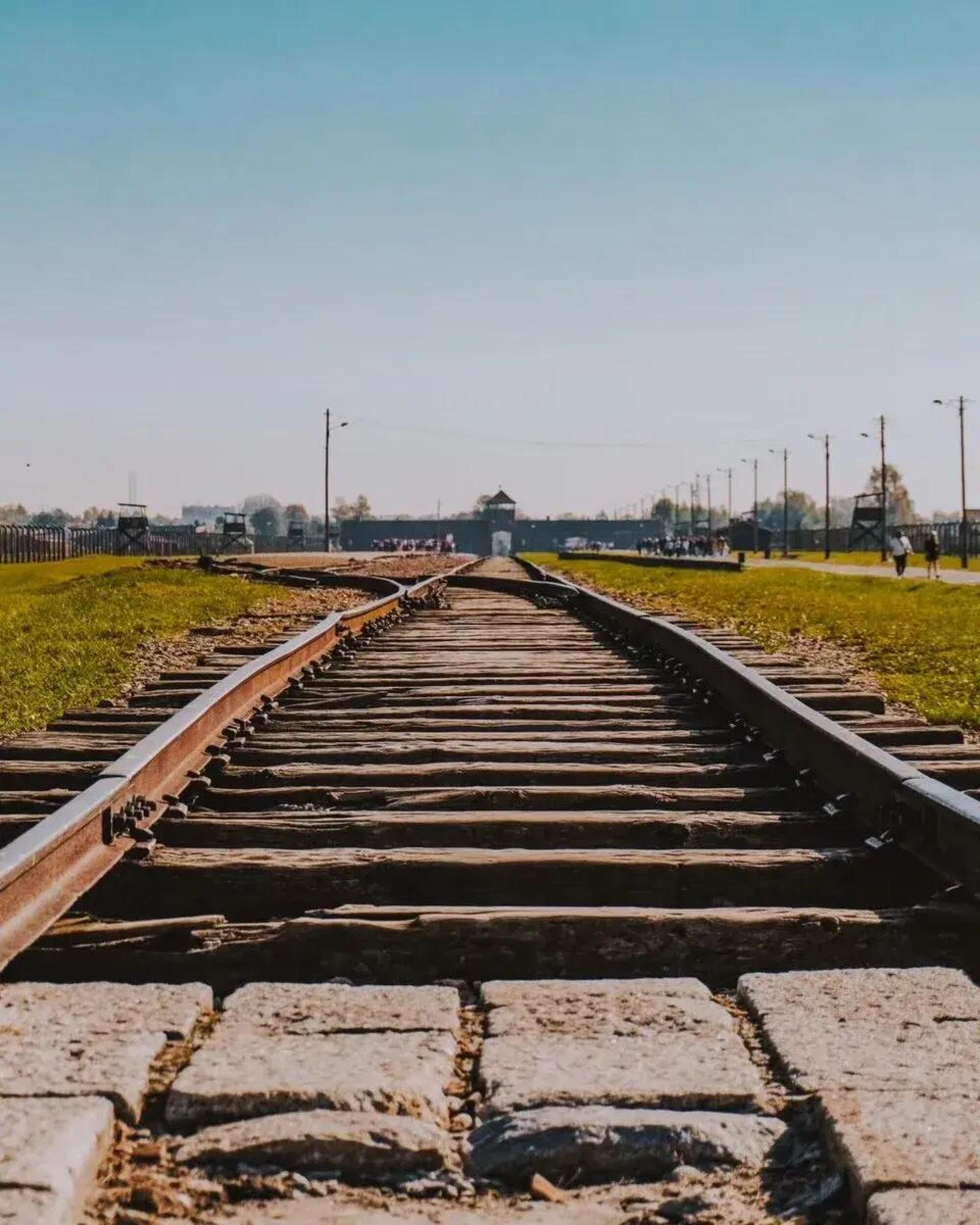 La rampa ferroviaria che portava a Aushwitz II-Birkenau (1944)