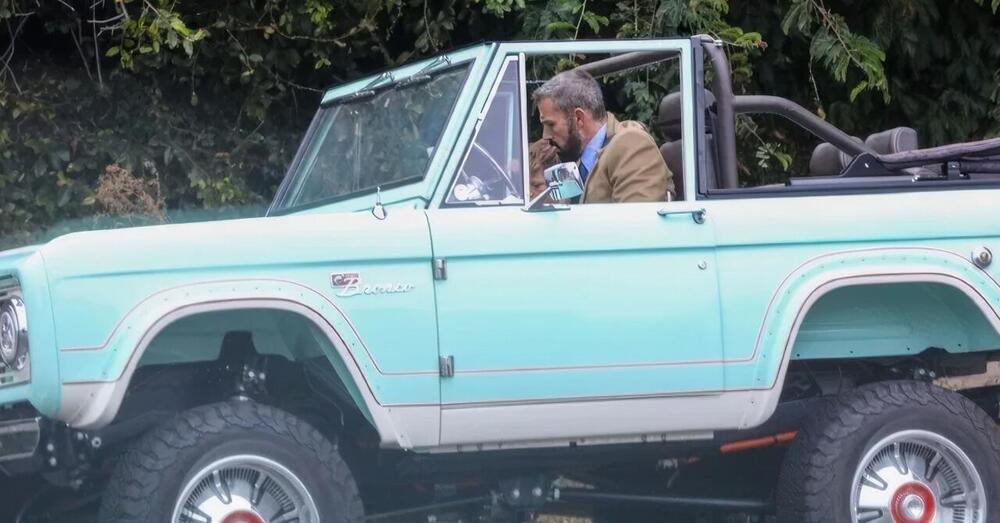 Ben Affleck, che flop la Ford Bronco elettrica. Rimane a piedi con il figlio con la restomod da mezzo milione e...