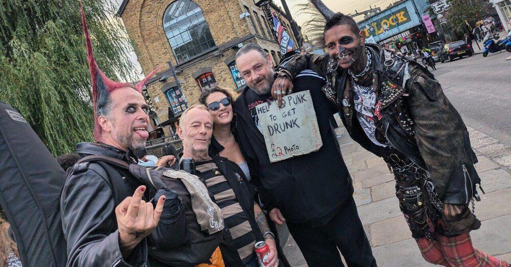 Intervista agli ultimi punk di Camden (Londra) tra The Clash, Smiths, Sex Pistols e Dr Martens pagate il triplo: &ldquo;Perch&eacute; &egrave; il movimento pi&ugrave; grande di tutti, anche degli hippie&rdquo;. Le testimonianze di Alex Halsey, Terry MacLeay e Zombie Punk&hellip;