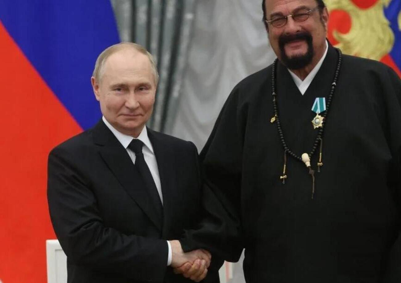 Ma com&rsquo;&egrave; messo Steven Seagal, pronto a morire per Putin? E ora c&rsquo;&egrave; chi vuole mandare l&rsquo;attore in guerra contro l&rsquo;Ucraina...