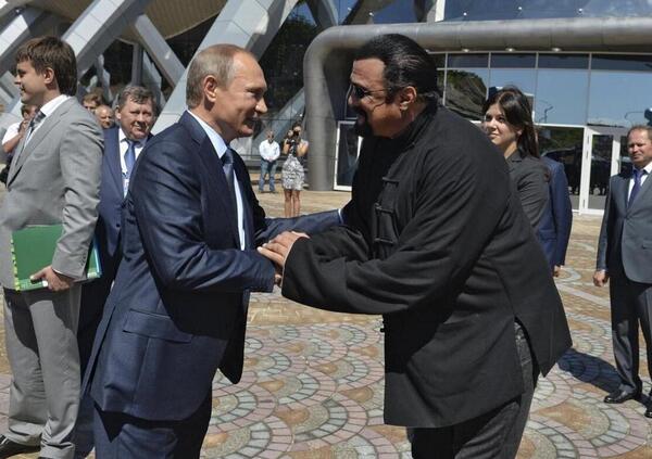 Ma com&rsquo;&egrave; messo Steven Seagal, pronto a morire per Putin? E ora c&rsquo;&egrave; chi vuole mandare l&rsquo;attore in guerra contro l&rsquo;Ucraina...