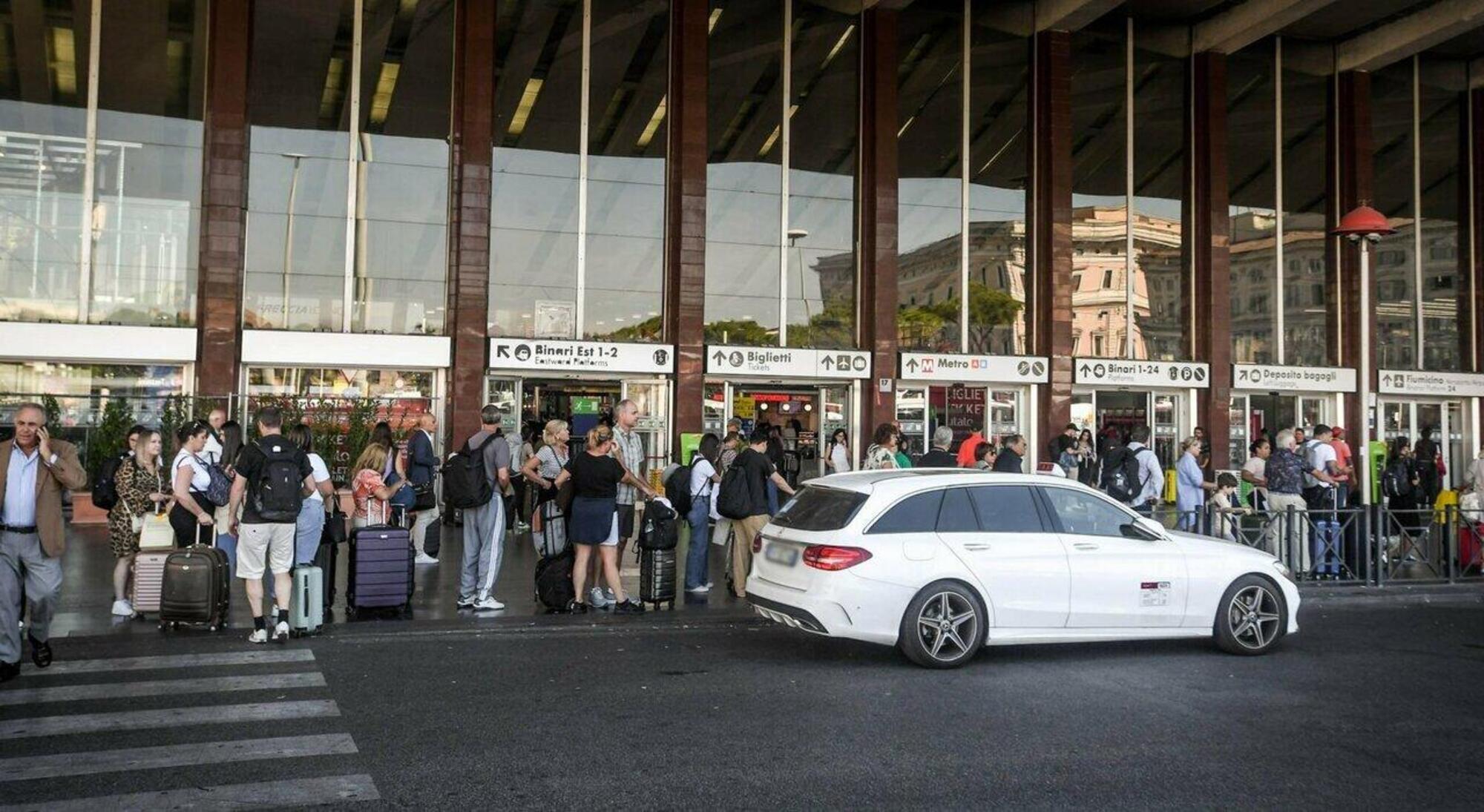 Una delle tante code in attesa di un taxi a Roma Termini