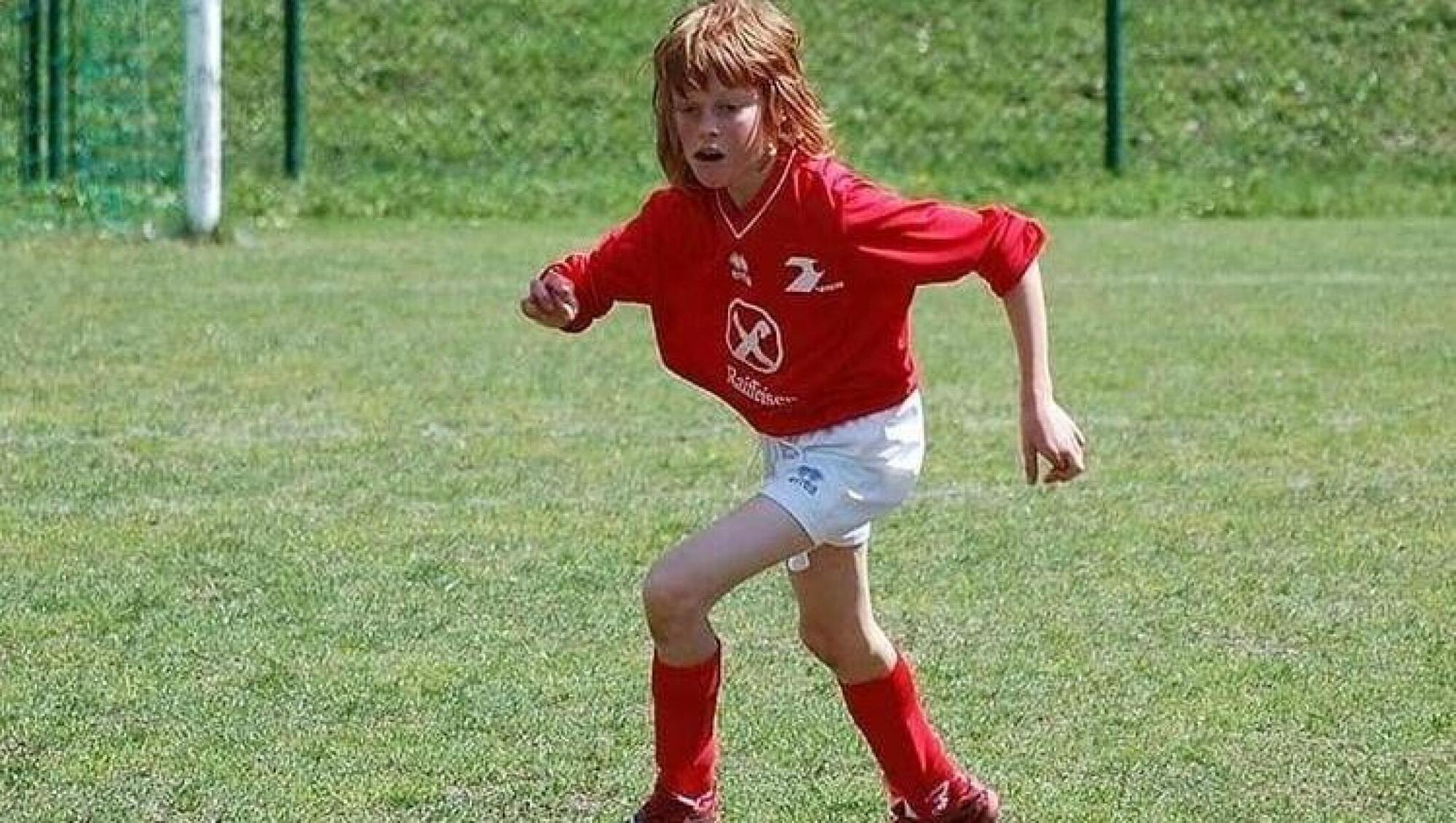 Jannik Sinner bambino che giocava a calcio