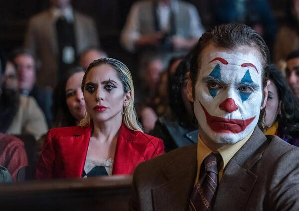 Joker: Folie &agrave; Deux rappresenta il mondo di oggi: un disastro. Tra scandali P Diddy e Kanye West, fallimenti in musica di Jennifer Lopez, Eurythmics, Sex Pistols e la guerra tra israeliani e palestinesi. Per non parlare del calcio&hellip;