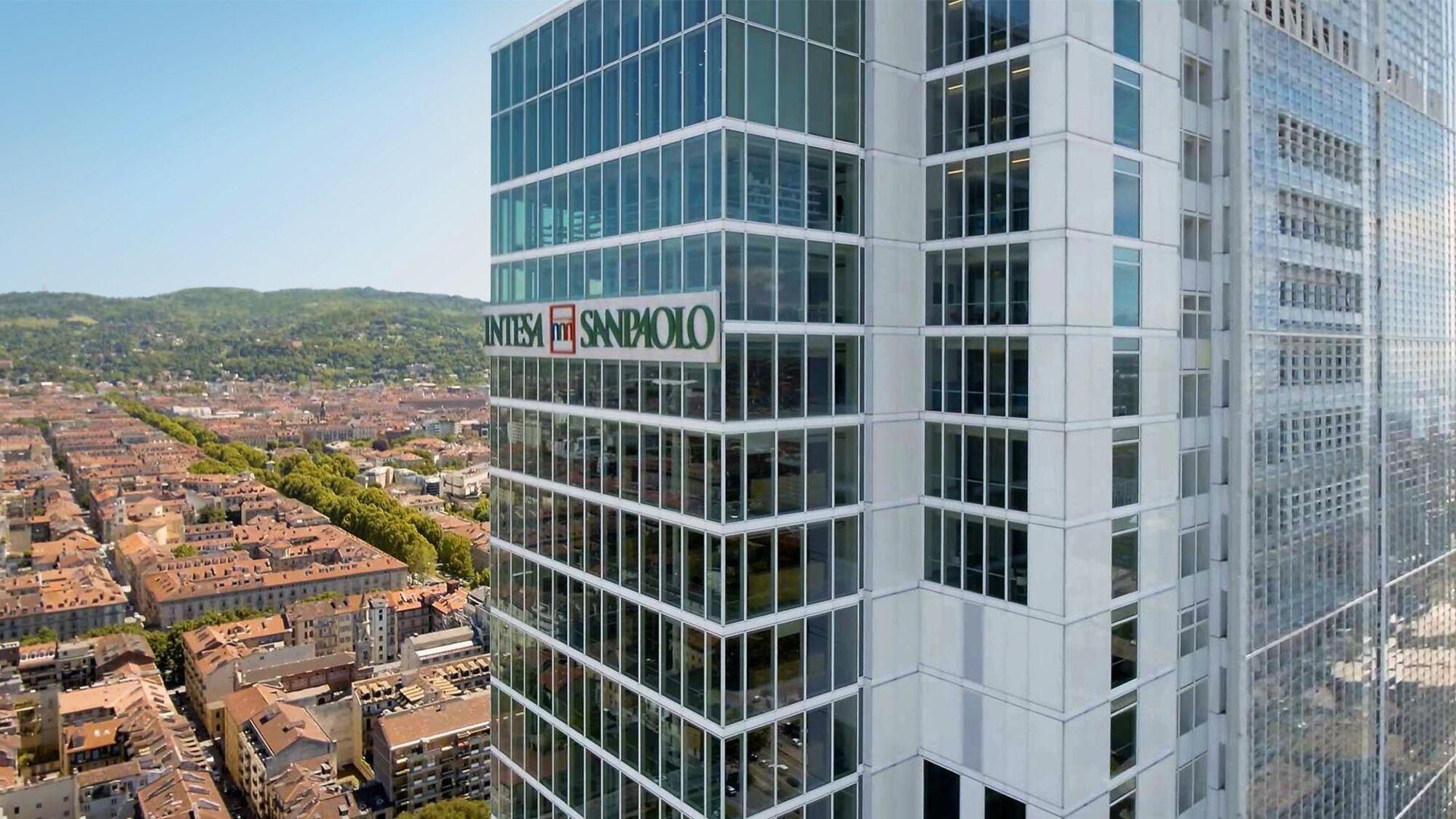 Intesa Sanpaolo si &egrave; mossa di anticipo persino sul governo, sposando l&#039;idea di una tassa sugli extraprofitti per un guadagno pi&ugrave; etico