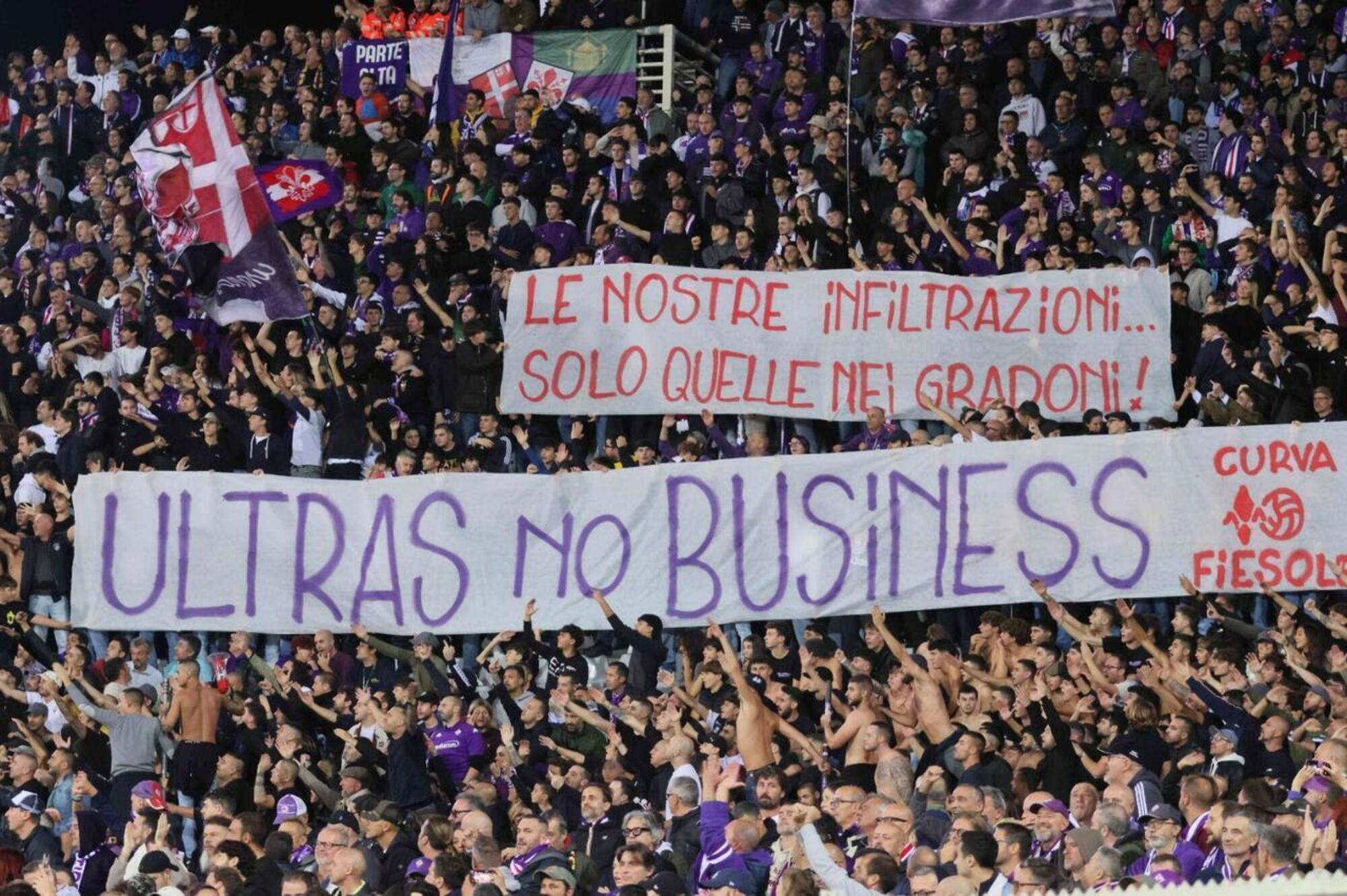 Gli striscione esposti dalla curva Fiesole in occasione di Fiorentina-Milan