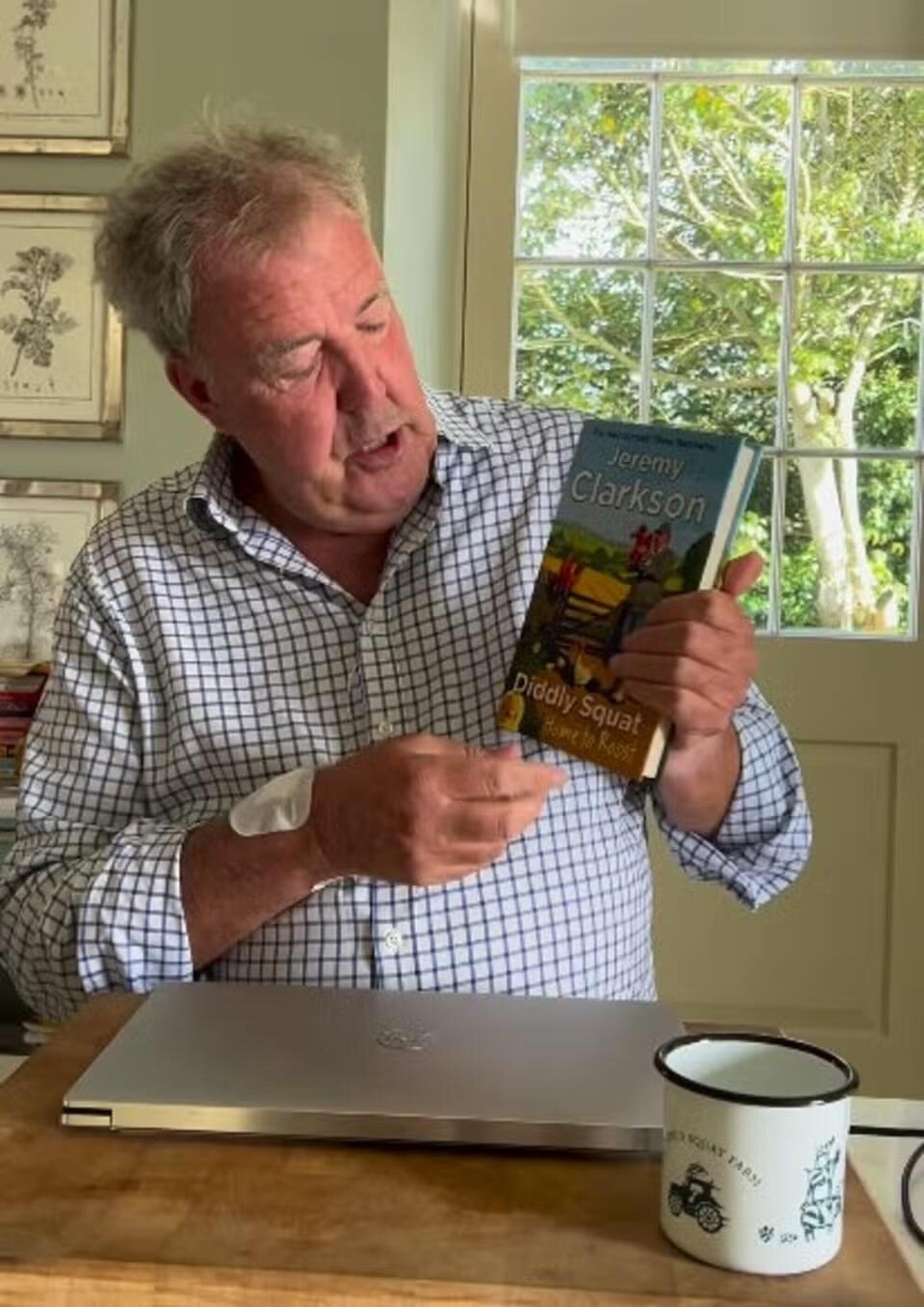 Jeremy Clarkson con il suo libro e la benda al polso