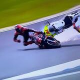 La brutale caduta di Marco Bezzecchi e Maverick Vinales nella Sprint d’Australia ci ha tolto il fiato [FOTO] 7