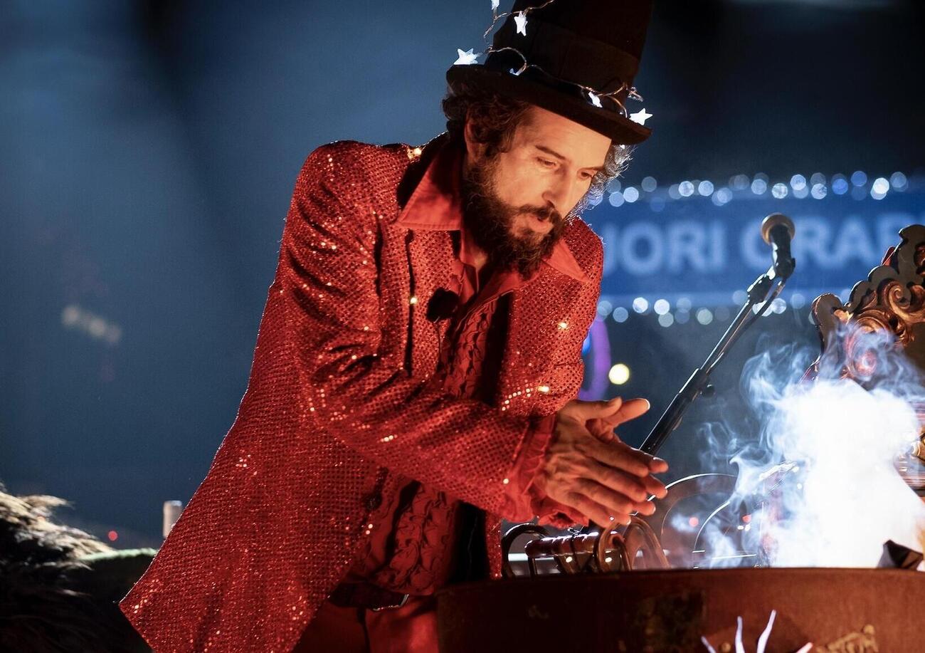 Abbiamo visto in anteprima il film &ldquo;Natale fuori orario&rdquo; con Vinicio Capossela alla Festa del cinema di Roma. Ecco come congelare il tempo per mantenere viva la festa: e questa &egrave; la missione &ldquo;metafisica&rdquo; della settima arte