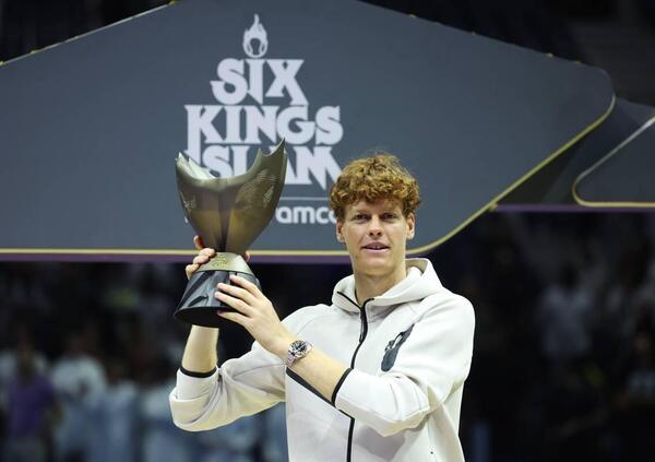 Jannik Sinner batte Alcaraz (dopo Djokovic) ed &egrave; record anche nei guadagni: ecco quanti milioni ha incassato col Six Kings Slam e nel 2024 nonostante il caso doping Costebol (e non &egrave; finita)