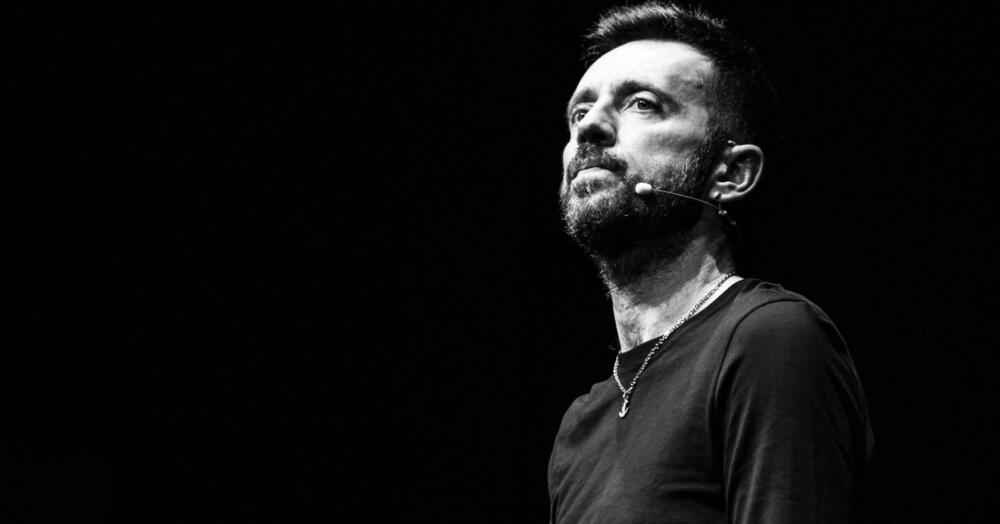 Ma come canta Andrea Scanzi? Ascoltarlo al Premio Tenco interpretare Franco Battiato &egrave; stato come fissare l&#039;abisso. E anche Simone Cristicchi... [VIDEO]