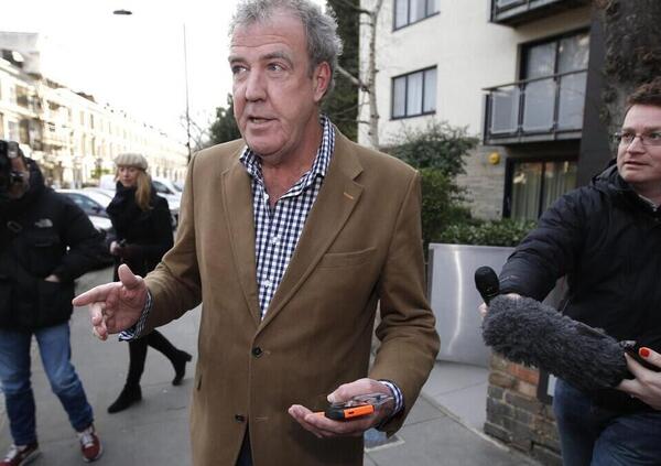 Jeremy Clarkson: &ldquo;L&rsquo;Italia deve ridarci miliardi per averci invaso? Perch&eacute;...&rdquo;. E sui giovani della Gen Z che suonano il clacson per rabbia stradale&hellip;