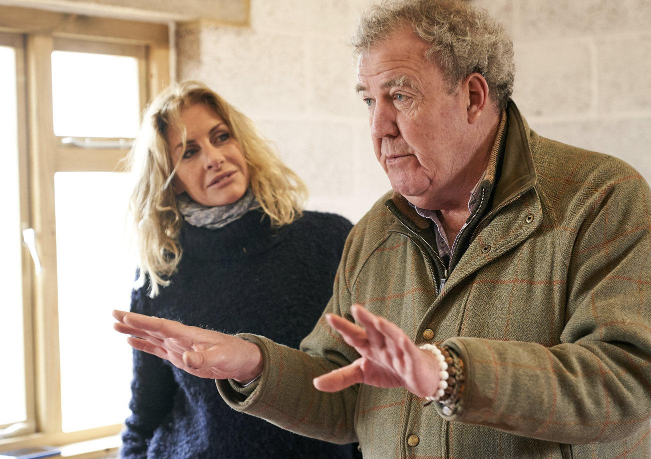 Clarkson operato d&rsquo;urgenza, davvero ha rischiato di morire? Parla la fidanzata Lisa Hogan: &ldquo;Jeremy &egrave; pi&ugrave; pesante, ma...&rdquo;. E i medici che lo hanno operato al cuore...