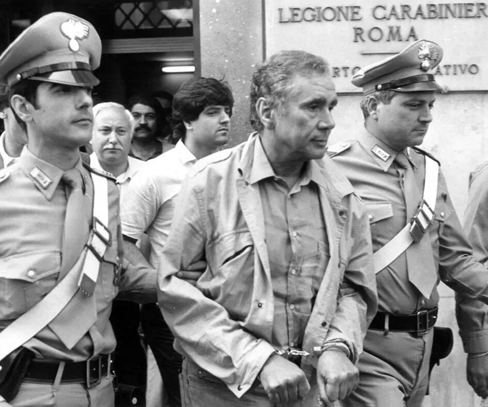 Enzo Tortora venne ingiustamente condannato a dieci anni per associazione camorristica e traffico di droga, ma non usufruì mai dell'immunità di europarlamentare, nonostante l'elezione in Ue con i Radicali di Pannella
