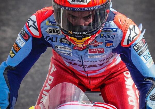 &ldquo;Sono stato impaziente&rdquo;: delirio Marc Marquez tra duelli, crash, rimonta, sportellate e penalit&agrave; per guida irresponsabile (data e poi tolta)