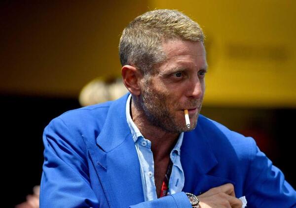 Ferrari, Lapo Elkann scatenato sull&rsquo;inno (ma le parole?) per la vittoria di Sainz, ma i guai di famiglia continuano: cosa c&rsquo;entra quella villa a Marrakech? Questione di eredit&agrave;, 15 milioni di crediti e&hellip; [VIDEO]