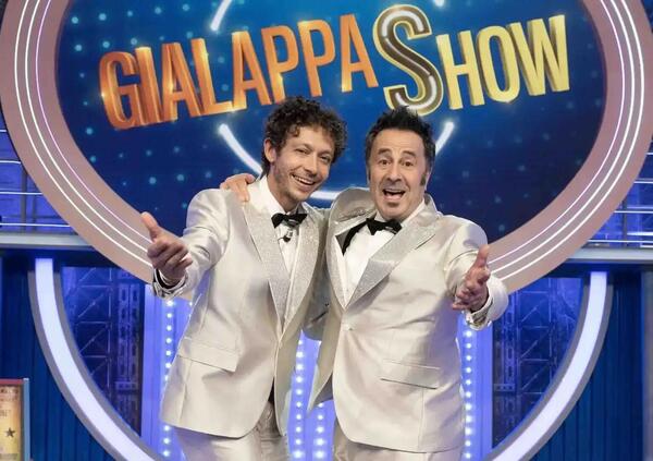 Valentino Rossi al GialappaShow: Marquez e Stoner cogli*ni? &ldquo;Non posso dirlo&rdquo;. Poi Paola e Chiara, il sesso con i robot, il calcio a Sepang e&hellip;