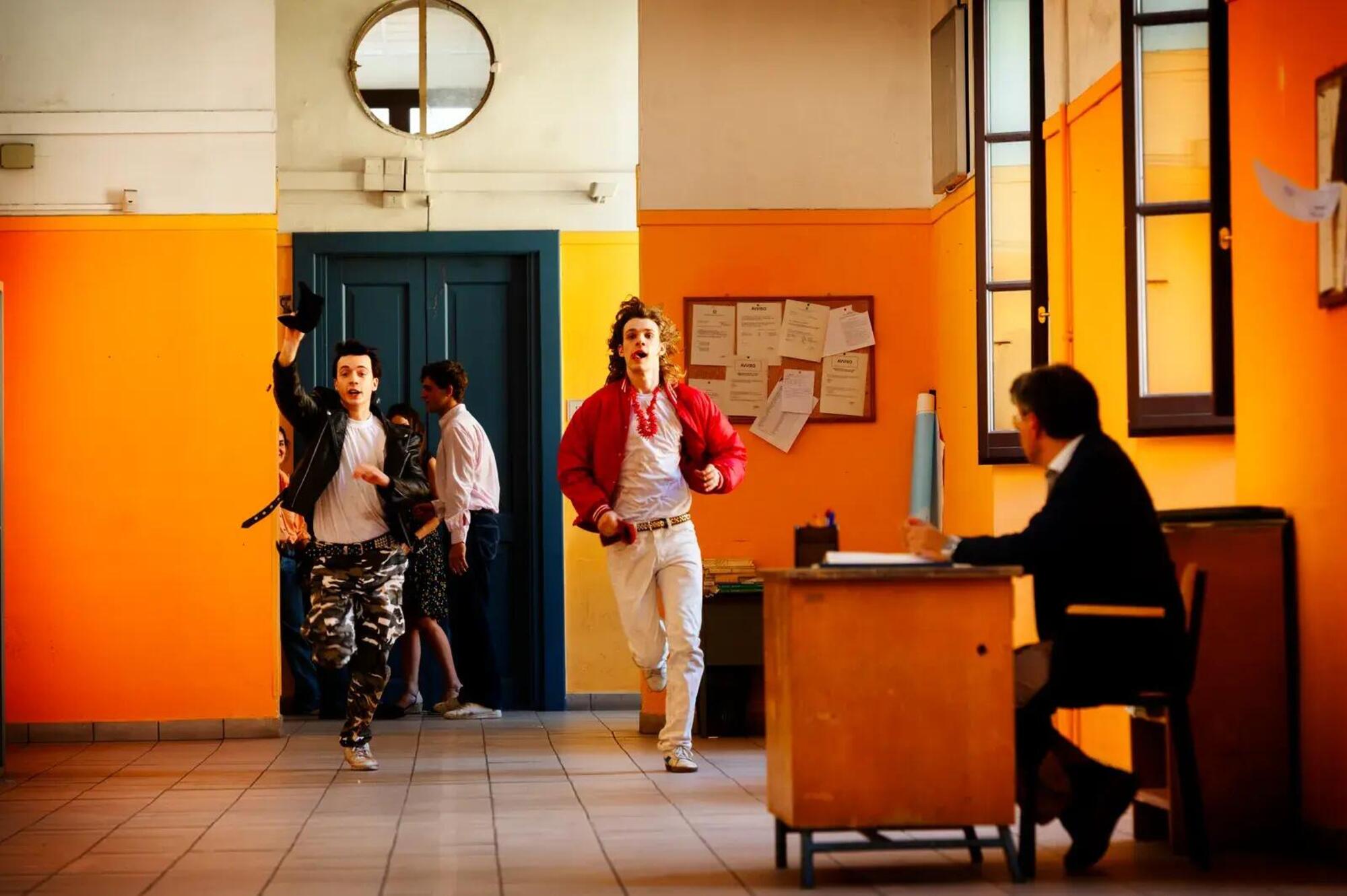 Max Pezzali e Mauro Repetto arrivano tardi ai loro orali di maturit&agrave;. Una scena dalla serie Sky &quot;Hanno ucciso l&#039;uomo ragno&quot;