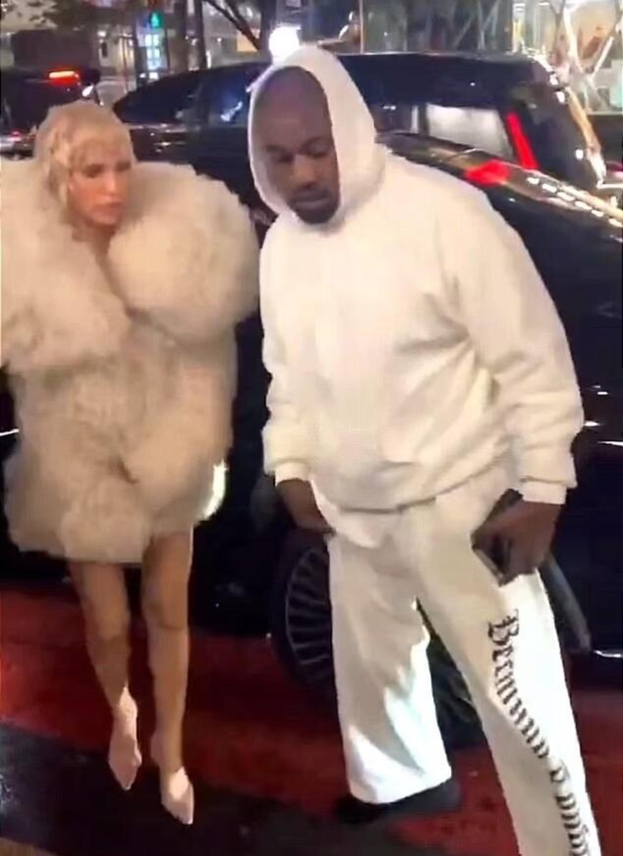 Bianca Censori con Kanye West in versione Marilyn Monroe rivisitata