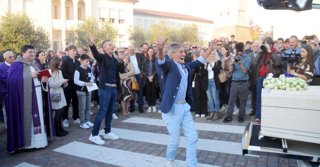 &Egrave; giusto che nonno Gino balli la techno al funerale del nipote Kevin Gentilin, morto a 15 anni in un incidente stradale? S&igrave;, perch&eacute; &quot;Dio vuole distruggerci e noi gli balliamo in faccia...&quot;