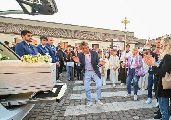 &Egrave; giusto che nonno Gino balli la techno al funerale del nipote Kevin Gentilin, morto a 15 anni in un incidente stradale? S&igrave;, perch&eacute; &quot;Dio vuole distruggerci e noi gli balliamo in faccia...&quot;