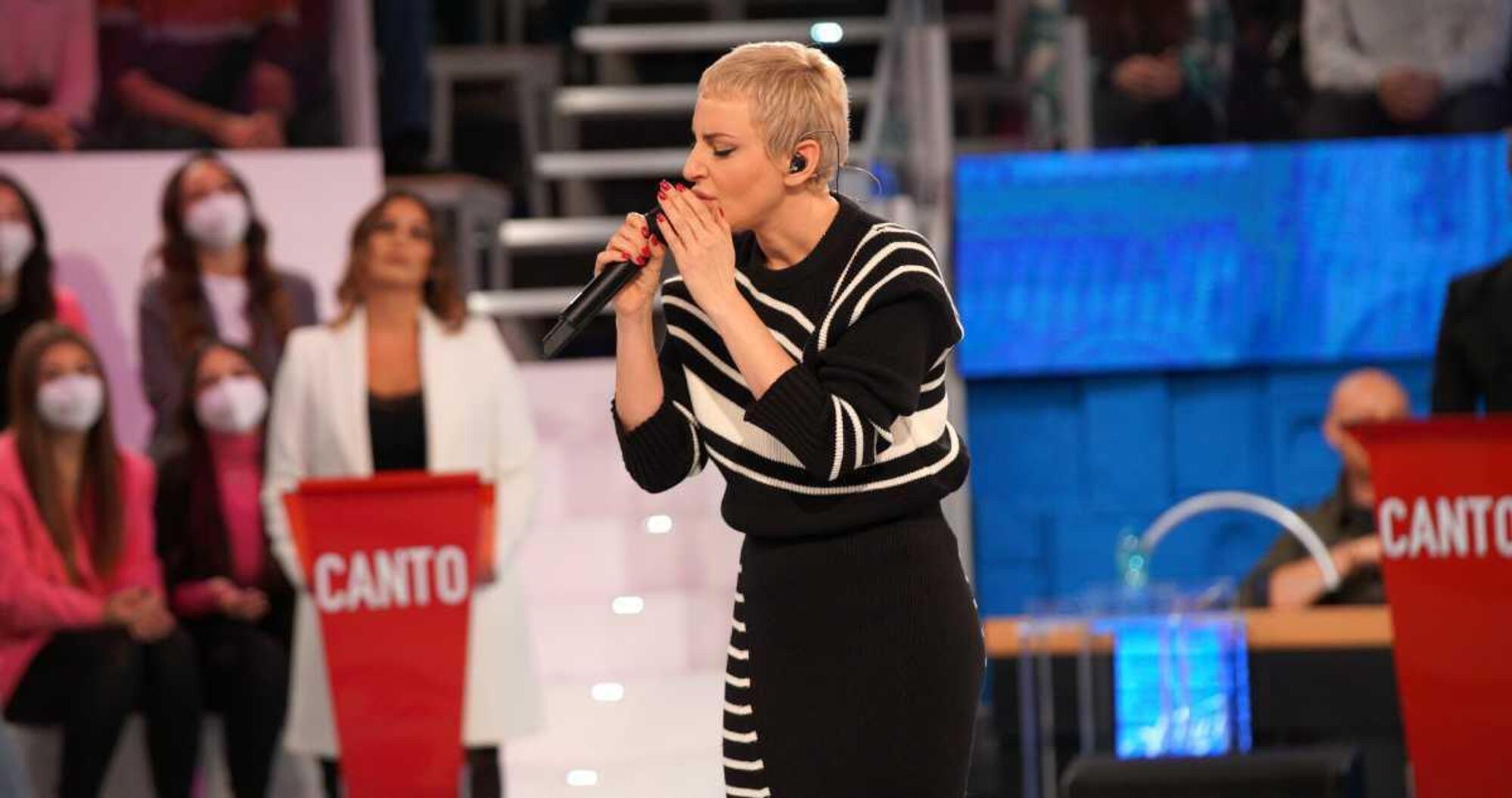 Arisa durante l'esibizione ad Amici