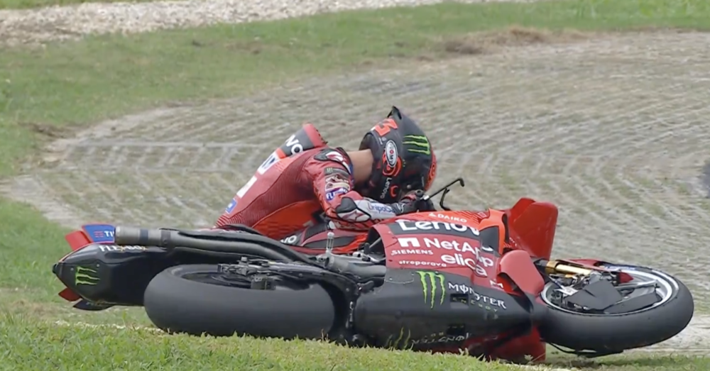 Clamoroso: Pecco Bagnaia sbaglia tutto nella Sprint, Jorge Mart&iacute;n a un passo dal mondiale gi&agrave; in Malesia