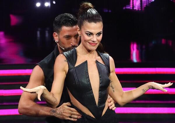 Ballando con le stelle o Tinder? &Egrave; amore tra Sonia Bruganelli e Angelo Madonia, Bianca Guaccero e Giovanni Pernice? Ma perch&eacute; Manuel Agnelli si tinge i capelli a X Factor? E Del Vecchio &egrave; vittima o colpevole di spiata&hellip; A tutto gossip con Alessi