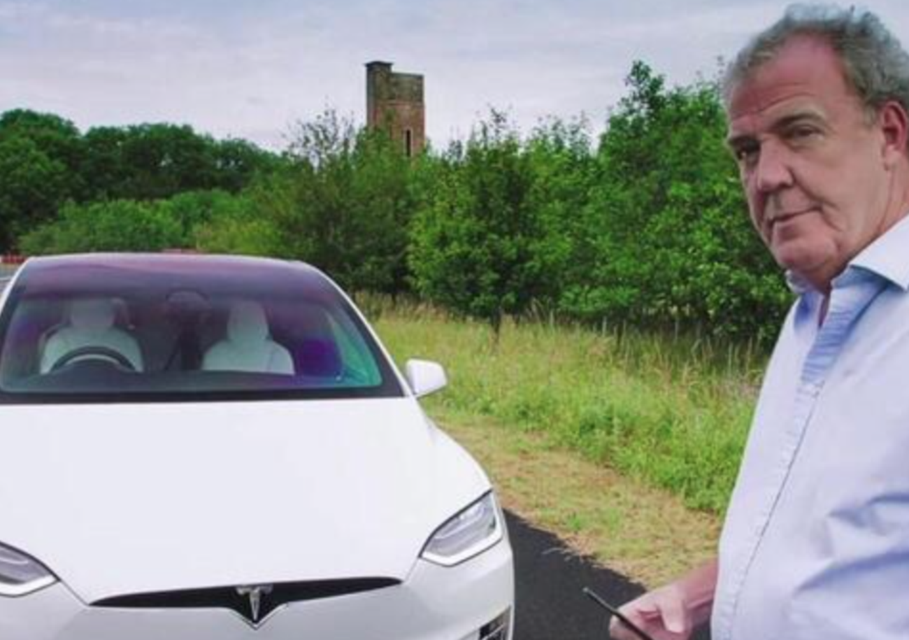 &ldquo;Vivere su Marte? Bello, ma non ci credo&rdquo;. Jeremy Clarkson percula Elon Musk e rilancia la tesi complottista: &ldquo;&Egrave; un uomo solo o sono tre?&rdquo;. E sui taxi a guida autonoma, Donald Trump e il nuovo iPhone&hellip;