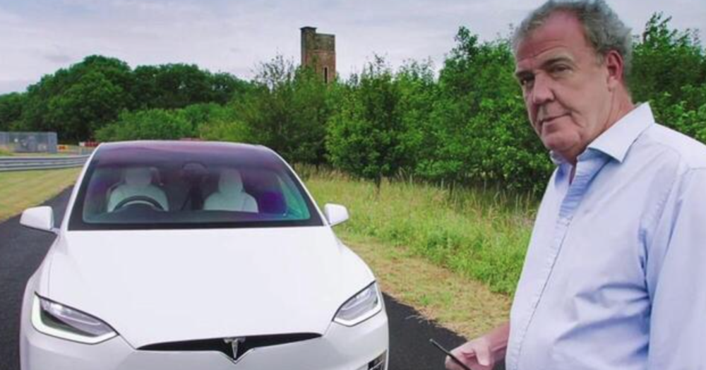 &ldquo;Vivere su Marte? Bello, ma non ci credo&rdquo;. Jeremy Clarkson percula Elon Musk e rilancia la tesi complottista: &ldquo;&Egrave; un uomo solo o sono tre?&rdquo;. E sui taxi a guida autonoma, Donald Trump e il nuovo iPhone&hellip;