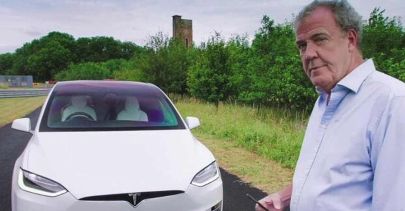 &ldquo;Vivere su Marte? Bello, ma non ci credo&rdquo;. Jeremy Clarkson percula Elon Musk e rilancia la tesi complottista: &ldquo;&Egrave; un uomo solo o sono tre?&rdquo;. E sui taxi a guida autonoma, Donald Trump e il nuovo iPhone&hellip;