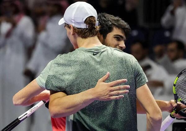 Sinner, Zverev lo mette nei guai con Alcaraz per le Atp Finals. Ma cos&#039;ha ai polmoni? E Djokovic salter&agrave; Torino o Jannik trover&agrave; anche Nole?