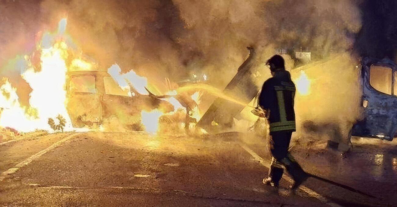 Auto rubate e incendiate per bloccare la strada e fucili d&#039;assalto: maxi rapina al magazzino Dhl hub di Piacenza, tra furgoni che sfondano l&rsquo;ingresso e scene da film