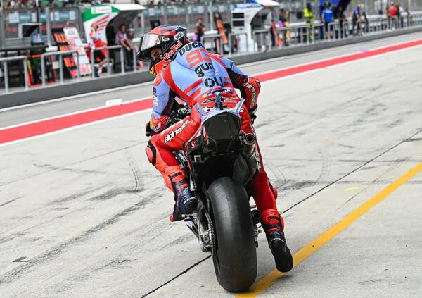 Marc Marquez a Sepang si &egrave; goduto lo spettacolo, poi ha buttato via tutto: &ldquo;Non ho capito, Bagnaia e Mart&iacute;n battagliavano, ma i tempi&hellip;&rdquo;