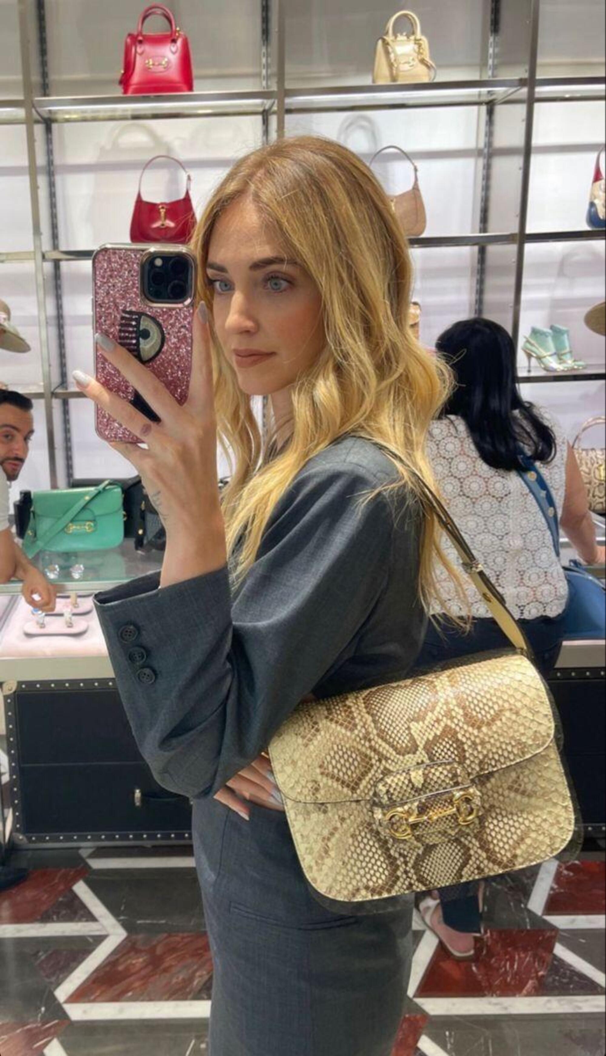 Chiara Ferragni con una borsa in pelle (vera)