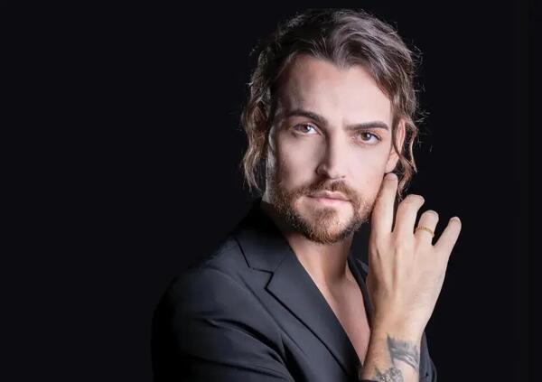 Valerio Scanu risponde alla De Filippi: &quot;Maria, non sono un ingrato! Chi lo pensa dovrebbe cambiare spacciatore&quot;. E su Amici, Annalisa e il ritorno a Sanremo... 