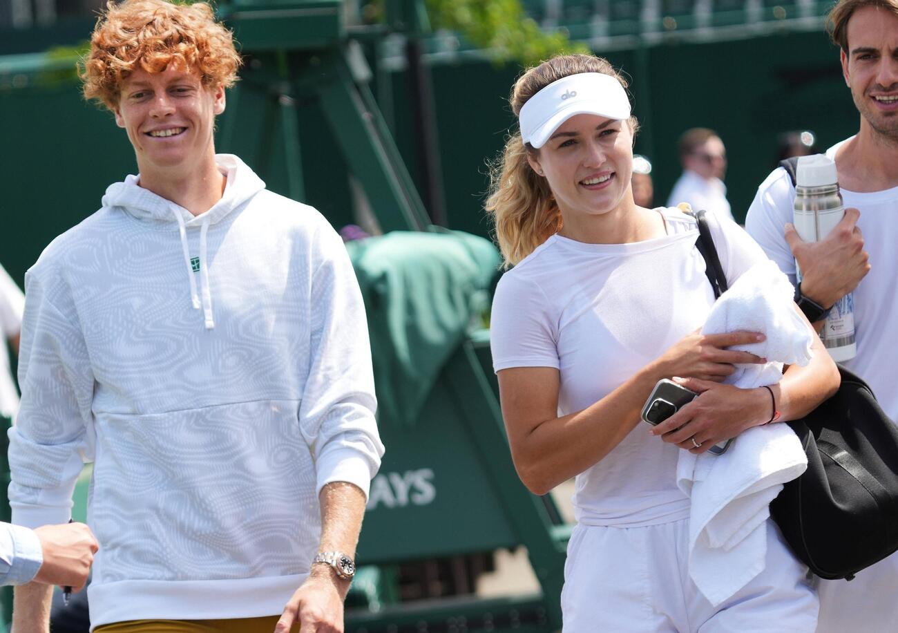 Jannik Sinner sul rapporto con la fidanzata Anna Kalinskaya: &ldquo;Non posso permettermi di cambiare&rdquo;. E intanto alle Atp Finals di Torino con De Minaur...