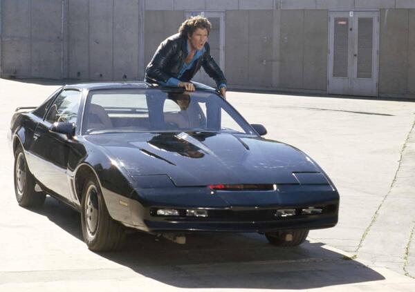 Perch&eacute; Kitt di Supercar dovrebbe essere un&rsquo;auto elettrica? L&rsquo;omaggio a Knight Rider di Rivian con David Hasselhoff &egrave; una ca*ata pazzesca? [VIDEO]