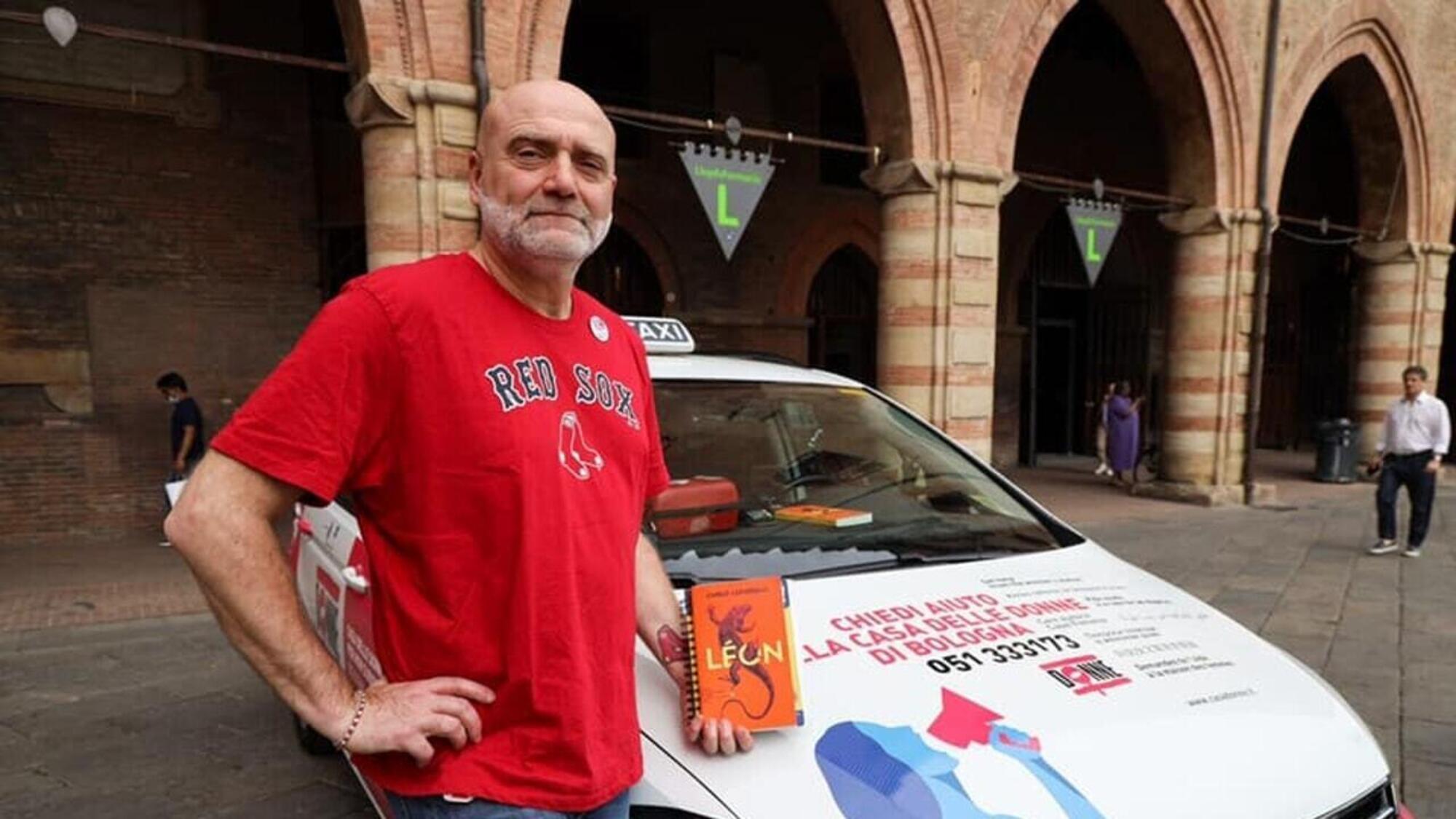 Roberto "Redsox" Mantovani è il tassista che da mesi ha scelto di pubblicare i suoi guadagni online e di condurre una battaglia contro lo strapotere dei tassisti a Bologna. Il problema? Lo stanno perseguitando (e ha ricevuto anche minacce)