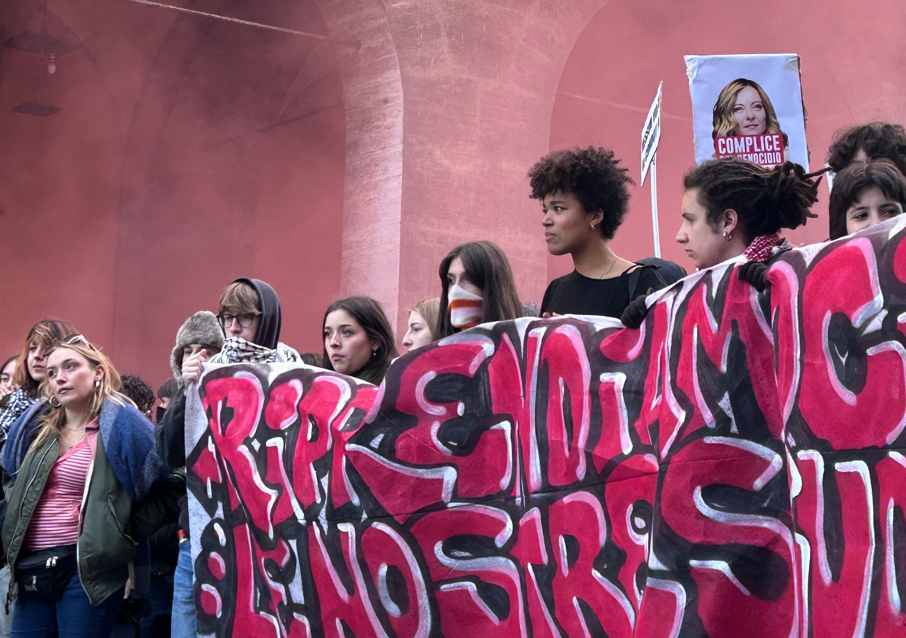 Cos&rsquo;&egrave; successo al No Meloni Day di Bologna? Noi c&rsquo;eravamo: anche Elly Schlein criticata: &ldquo;Complice del genocidio palestinese&rdquo;. Il sindaco del Pd Lepore? &ldquo;Usa l&rsquo;antifascismo per campagna elettorale&rdquo; [VIDEO]