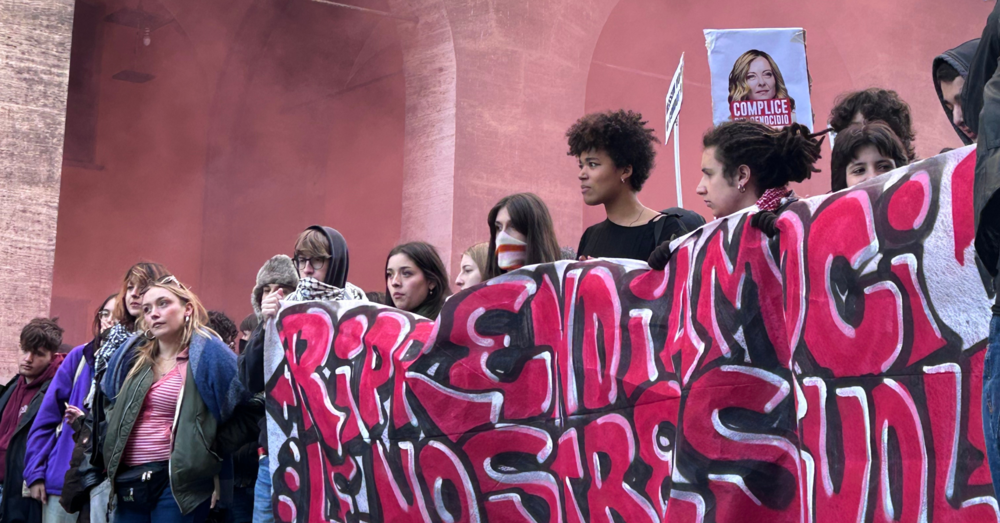 Cos&rsquo;&egrave; successo al No Meloni Day di Bologna? Noi c&rsquo;eravamo: anche Elly Schlein criticata: &ldquo;Complice del genocidio palestinese&rdquo;. Il sindaco del Pd Lepore? &ldquo;Usa l&rsquo;antifascismo per campagna elettorale&rdquo; [VIDEO]