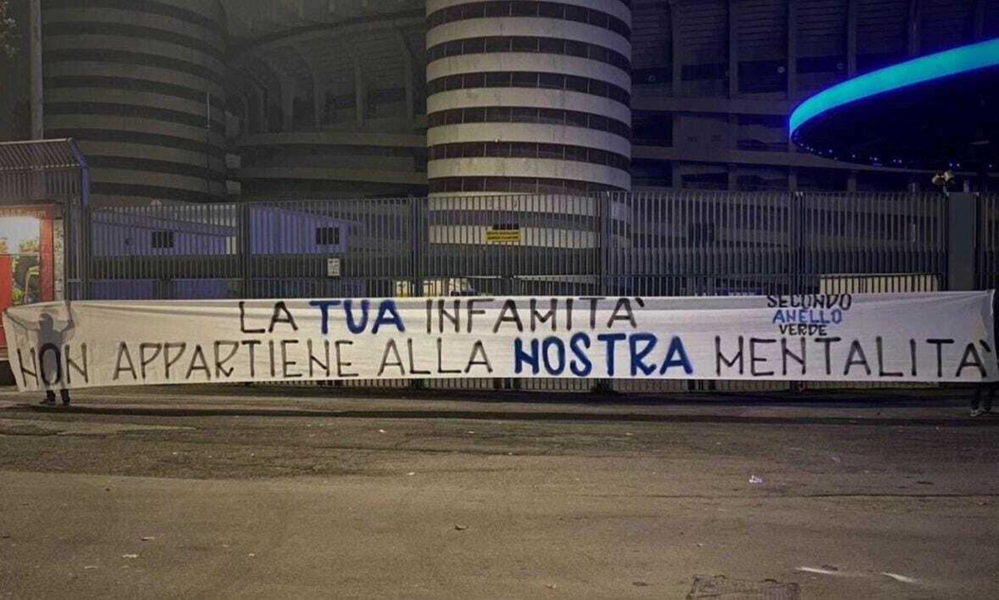 Lo striscione del Secondo Anello Verde rivolto a Andrea Beretta