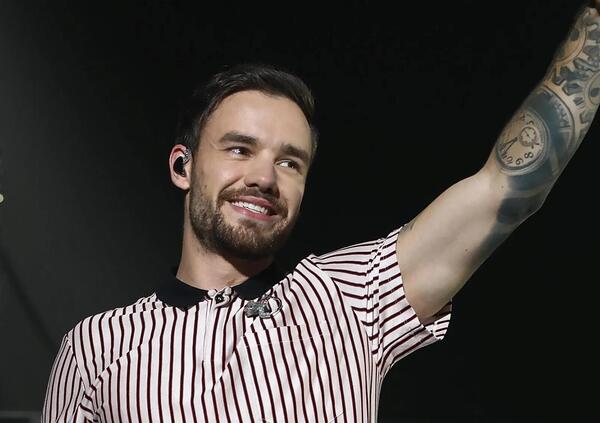 Morte di Liam Payne, il cantante ex One Direction aveva provato a lottare per il figlio Bear prima di cadere? E spunta il video del (falso) funerale...