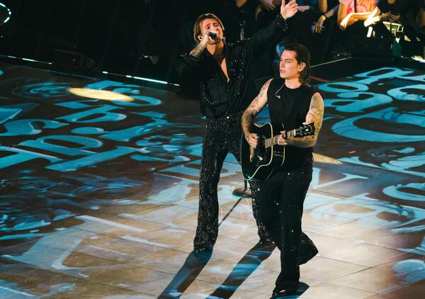 Damiano David copia Harry Styles? Forse non avete visto Federico Rossi (del duo Benji &amp; Fede) che sputa acqua sul pubblico al concerto al Forum: altro che musica...