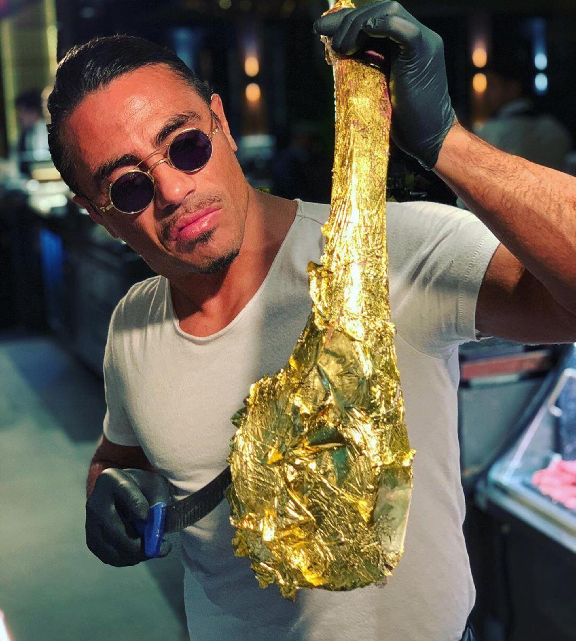 Salt Bae con la carne d&#039;oro che sembra colorata con gli Uniposca