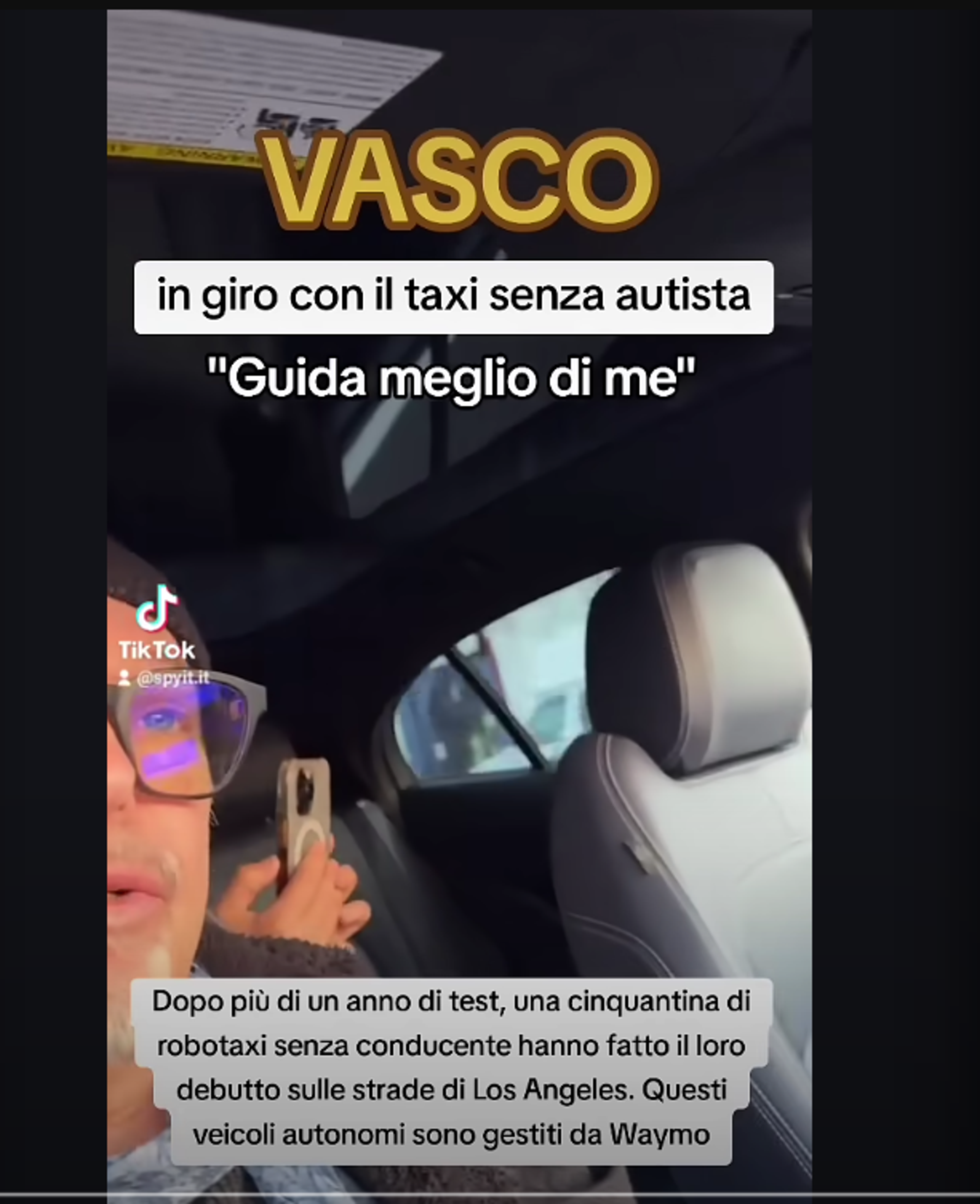 Vasco Rossi a bordo del robotaxi&nbsp;a guida autonoma a Los Angeles